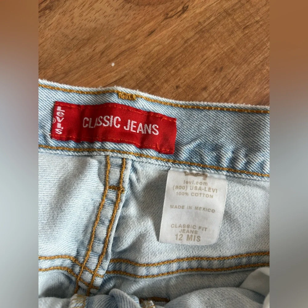 Vintage Y2K Levi’s Classic Fit Denim Shorts Womens size 12 - Picture 5 of 9